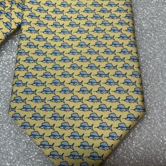 Vineyard Vines 100% silk necktie in a yellow and blue marlin fish - Picture 2 of 5